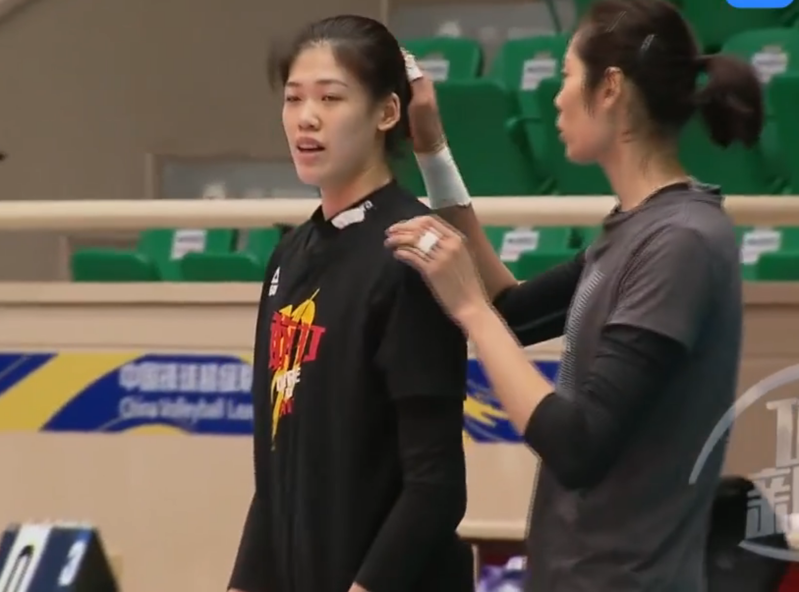 太逗!朱婷自曝天津训练和自由人抢球,原来李盈莹一直被保姆式呵护