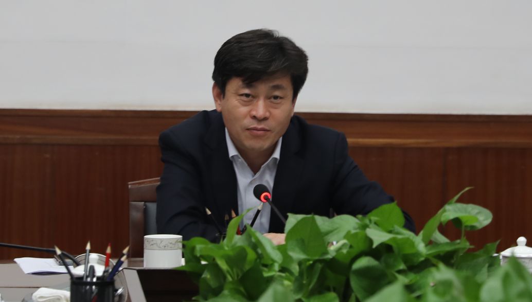 李哲在参加南山运动公园方案汇报会时指出打造特色鲜明的城郊公园为小