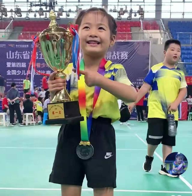 在不久前的"乐旋杯"全国乒乓少儿大赛儿童组比赛中,小依依获总冠军,这