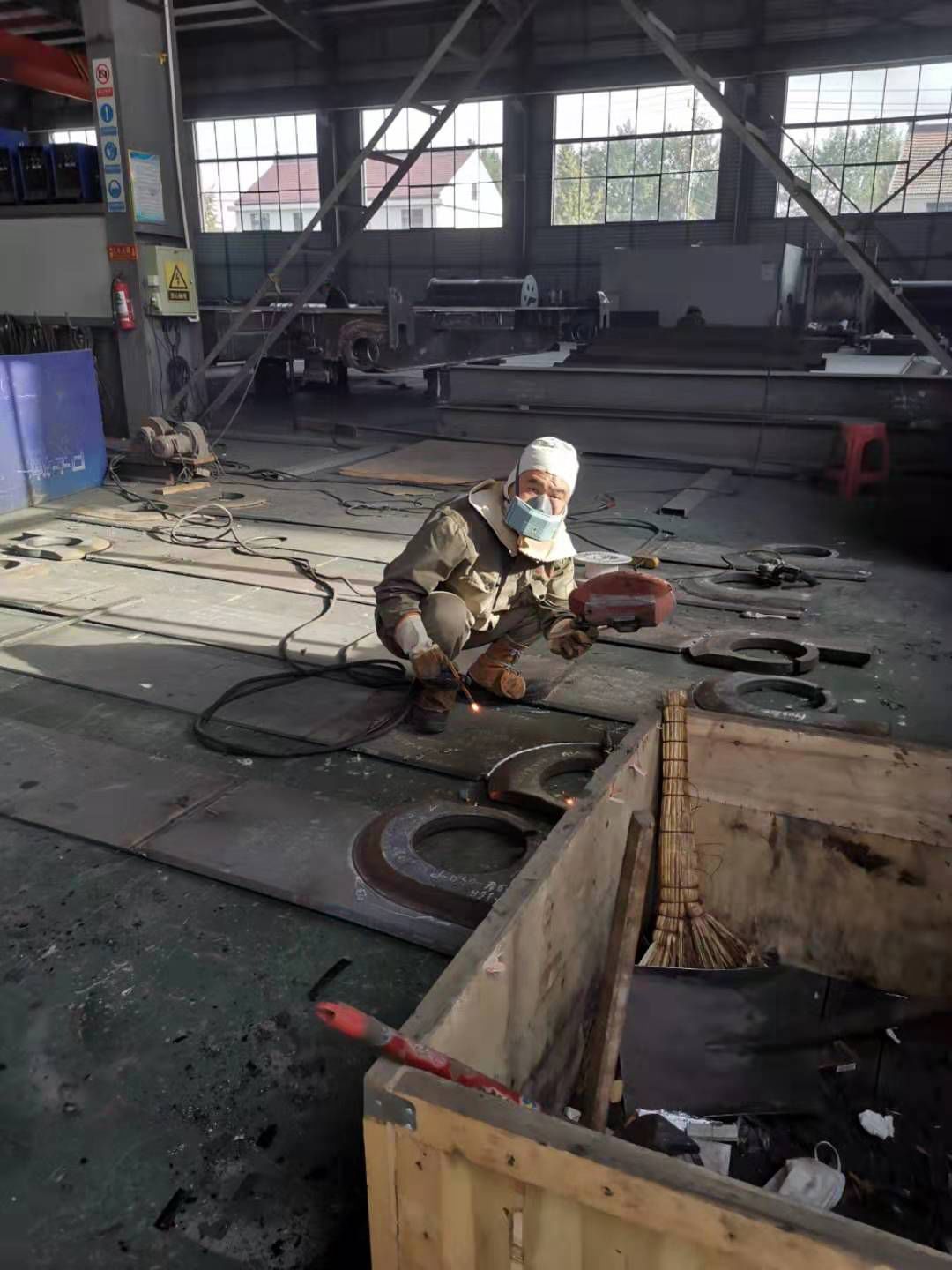 无知,无证电焊,吊绳断股!违法,限期整改,立案查处!_作业