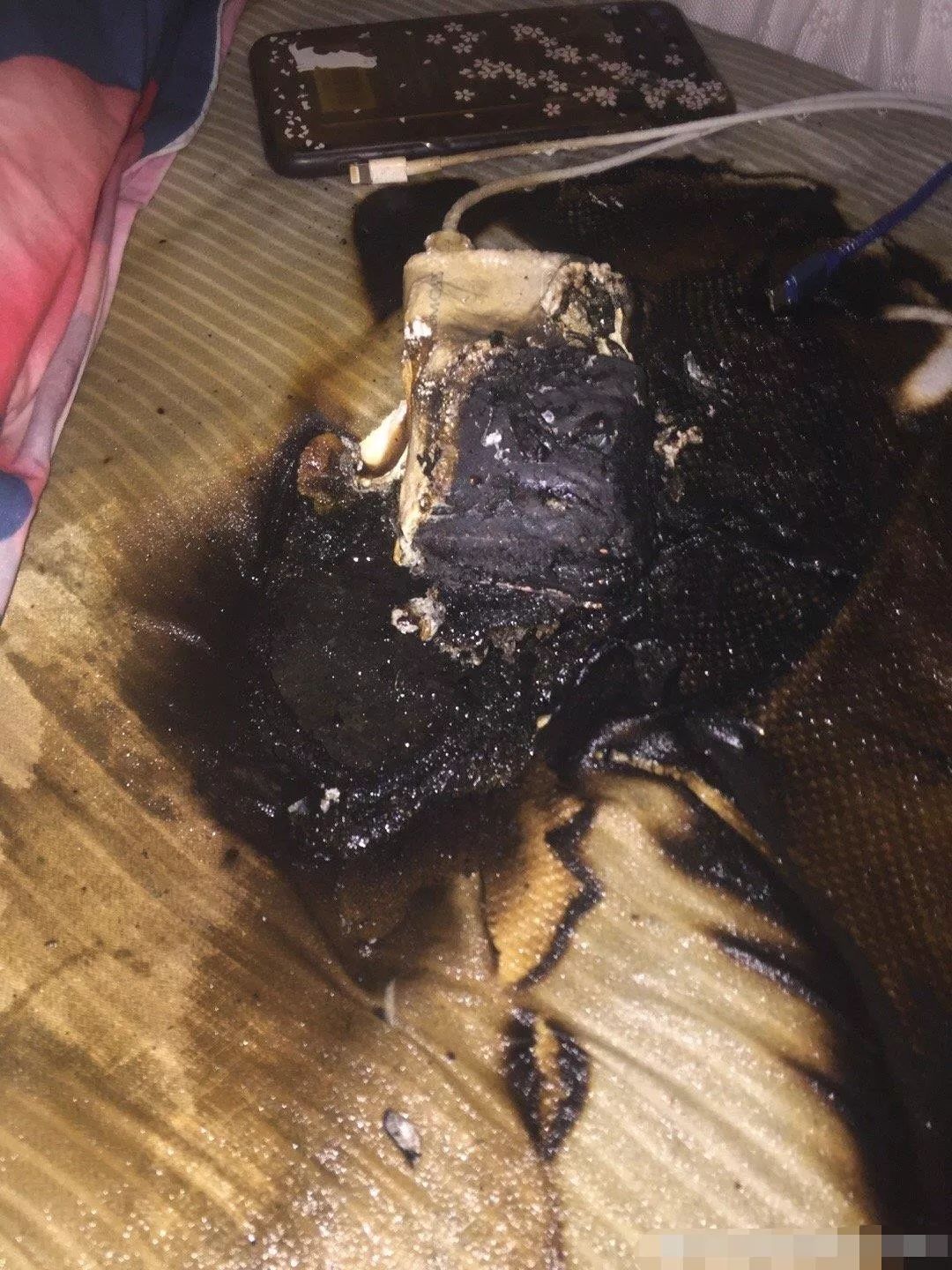 可怕广东一大学生充电宝宿舍半夜起火睡觉千万别这样做