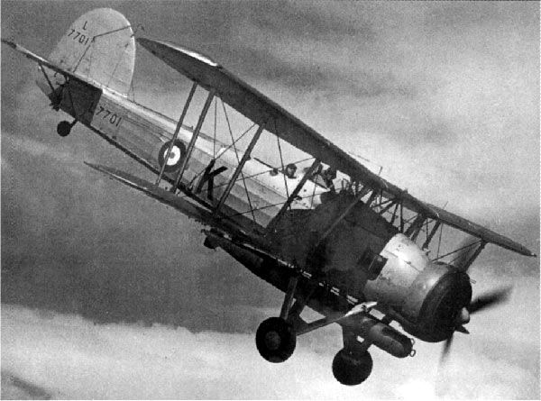 英国海军出动21架老式"剑鱼"舰载机,突然袭击意大利海军基地塔兰托