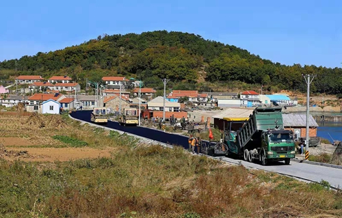 广鹿岛镇塘洼村潘家沟屯是全县唯一没有水泥砼路面通屯的村屯,今年9月