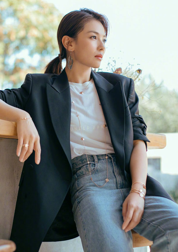 刘涛41岁不减美貌黑西装搭渐变色阔腿牛仔裤古铜耳饰优雅复古