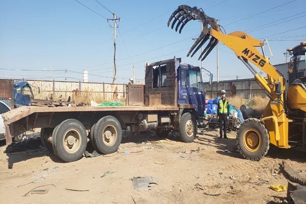 拆磴口交管大队依法解体报废2辆大型货车