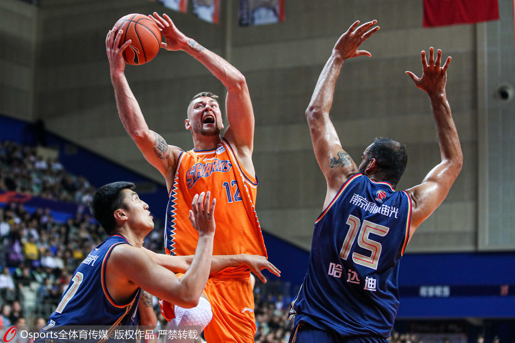 莫泰尤纳斯19 15乔-杨27分 上海末节爆发逆转同曦