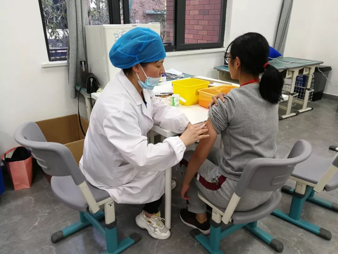 我校为在校生接种水痘疫苗
