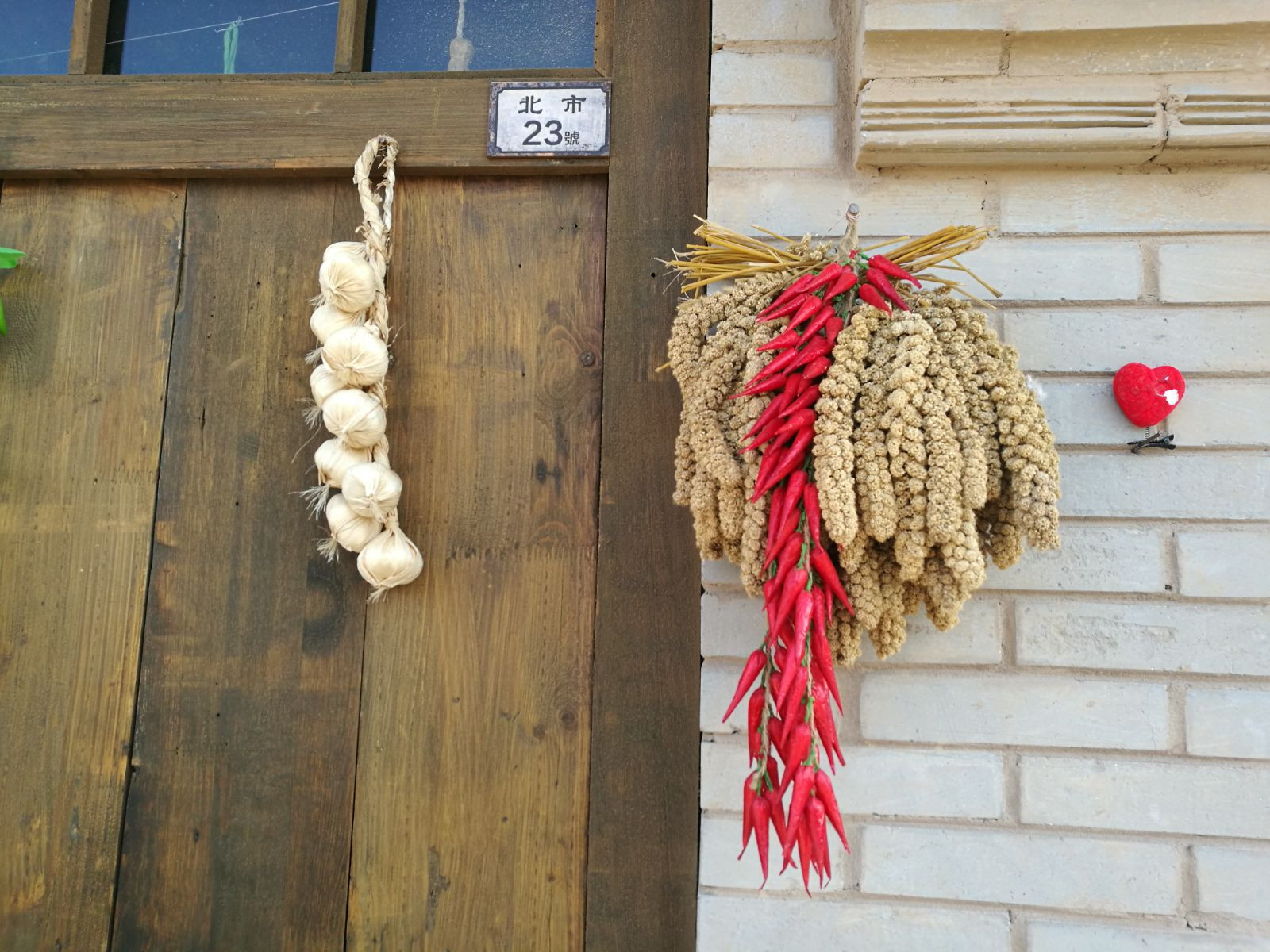 门口挂着的玉茭子和红辣椒,让我顿时升起久违的亲切感,这完全就是自己