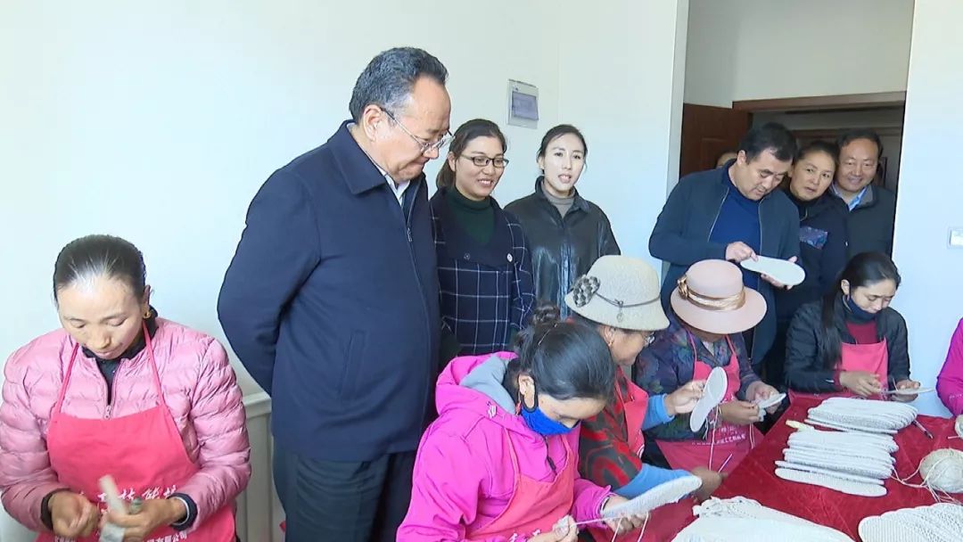 县长焦维忠在县委副书记周卓玛,杨智明,县政府副县长张瑜,腊子口战役