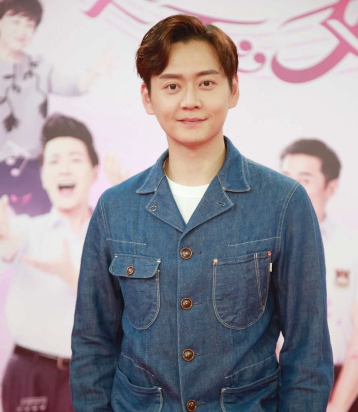 还透露自己在拍摄过程中对一个男演员动了心:其实对林峯又不算钟意的