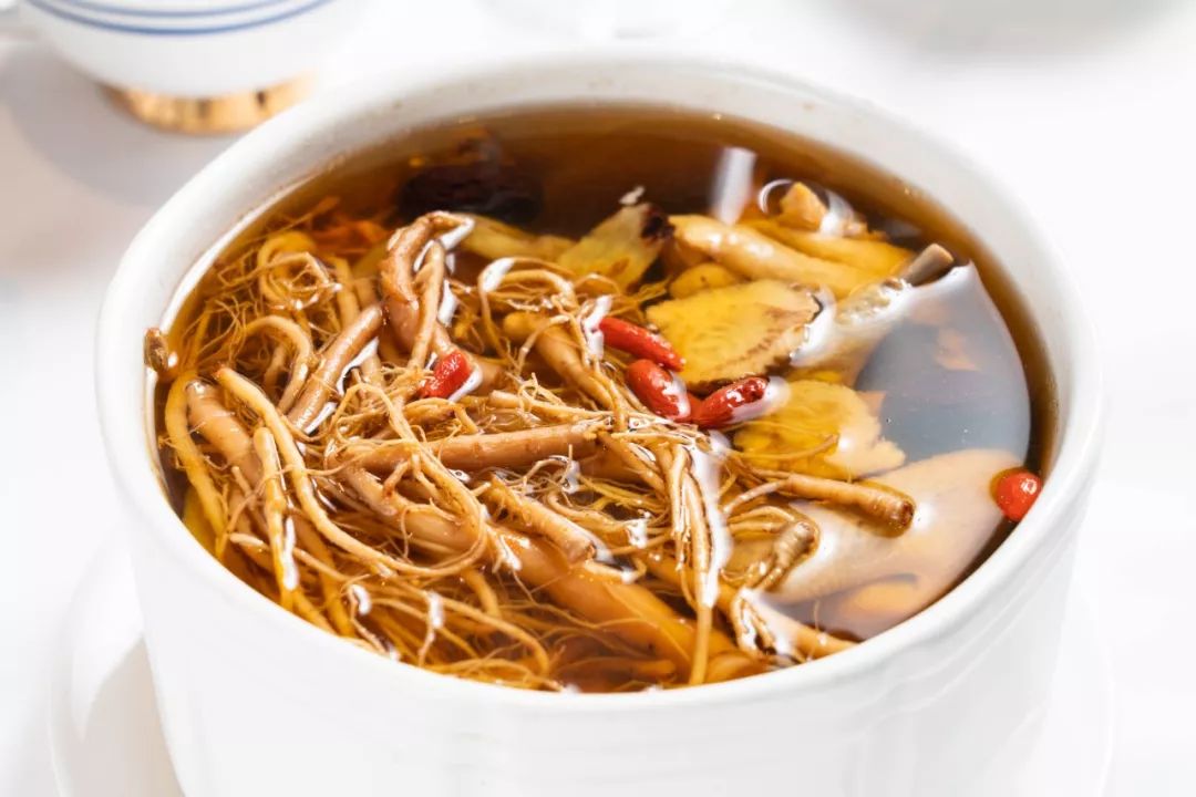 来这家西装主题粤菜馆,空姐空少给你端茶水_黄脚立