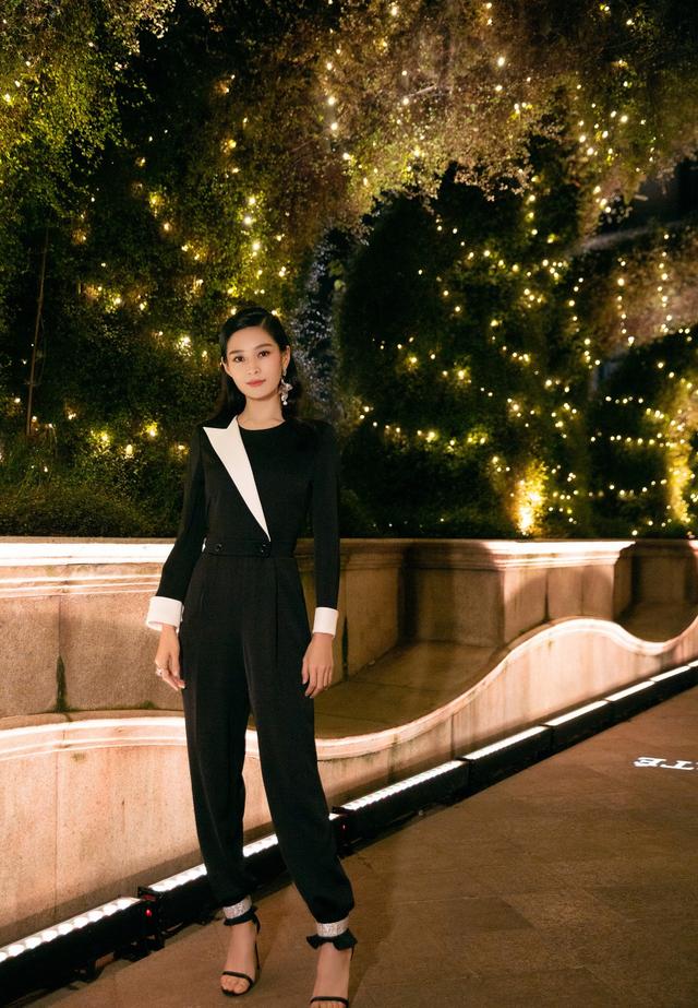 她结婚6年因《延禧攻略》大红,今穿v领装配褶皱短裙,知性大气_王媛可