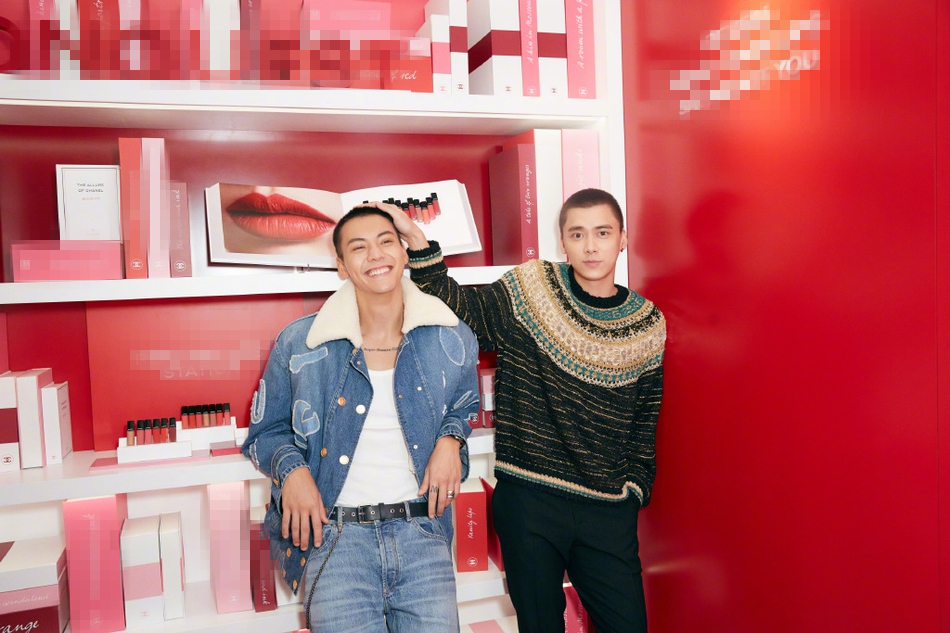 陈伟霆李易峰难得同场 两位帅哥互摸寸头好好