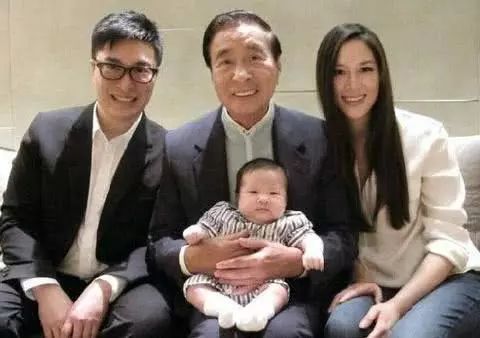 91岁李兆基退休后有五个孙子相伴尽享天伦9岁三胞胎孙子最罕见