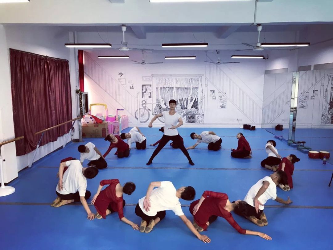 是免费的吗?栗子可以吧,听说男孩子会跳舞更容易找到女朋友哦!