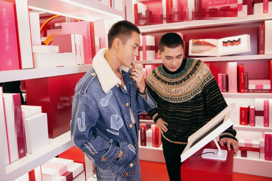 陈伟霆李易峰难得同场 两位帅哥互摸寸头好好