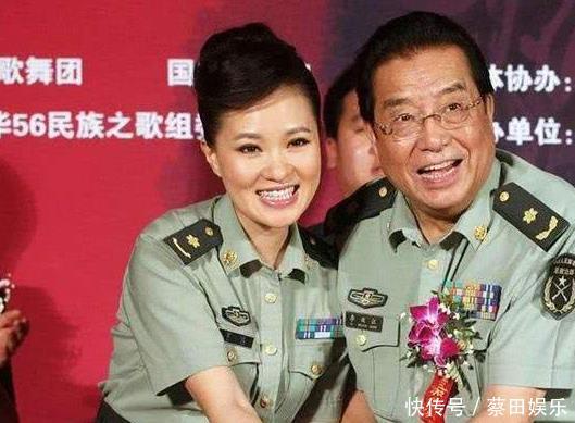 李双江与前妻家庭合照被扒,前妻气质惊人比梦鸽还美大儿子超帅!