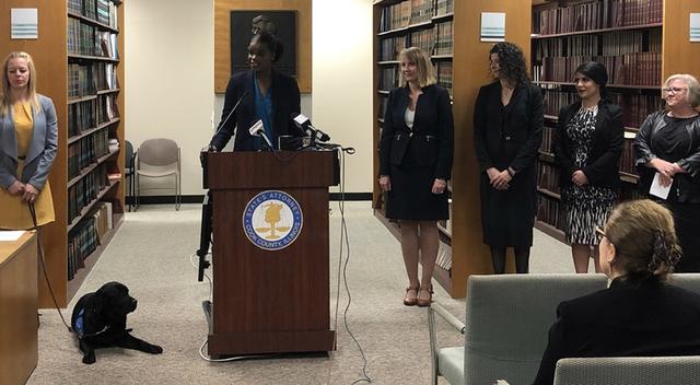 美国一拉布拉多犬入职检察院,宣誓现场表情严肃,它的工作很重要