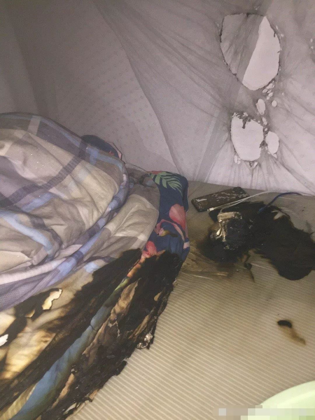 发现未在充电状态下的充电宝起火,连忙逃下床,室友紧急断电灭火,"浇了