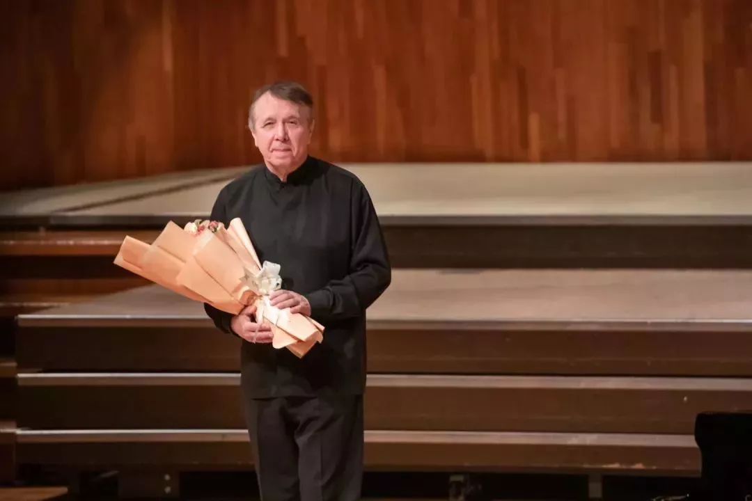 什么普神独奏巡演广州站是自己开直升机去的