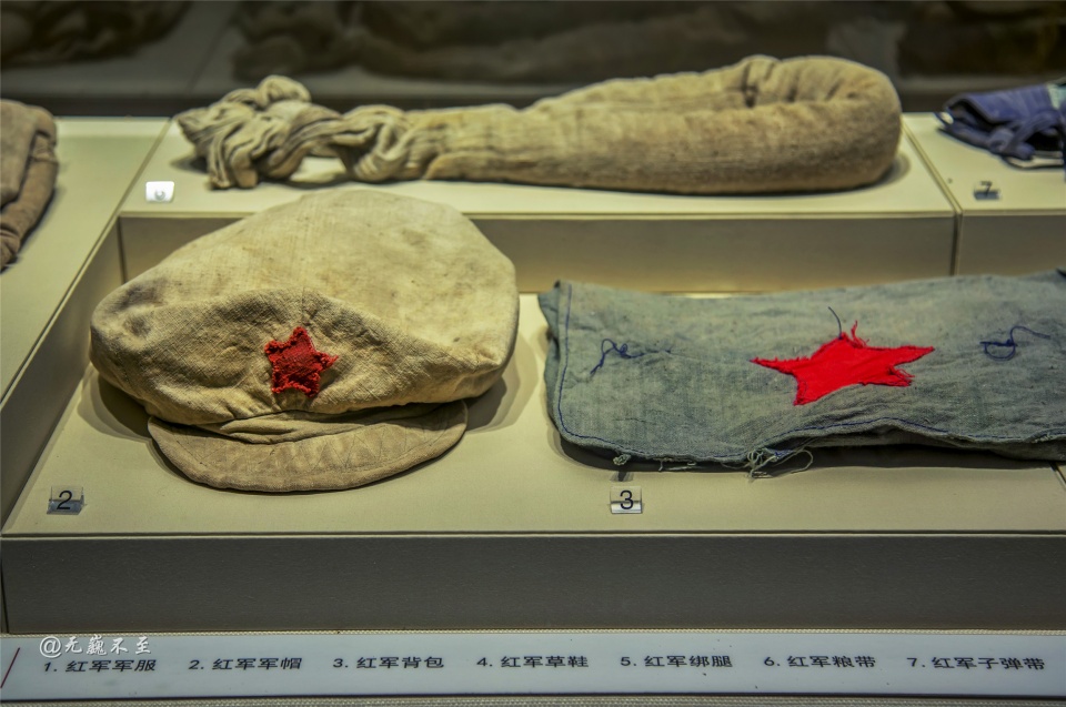展厅里展示了红军长征中的上百件遗物,文物,图片资料,这些极其简陋