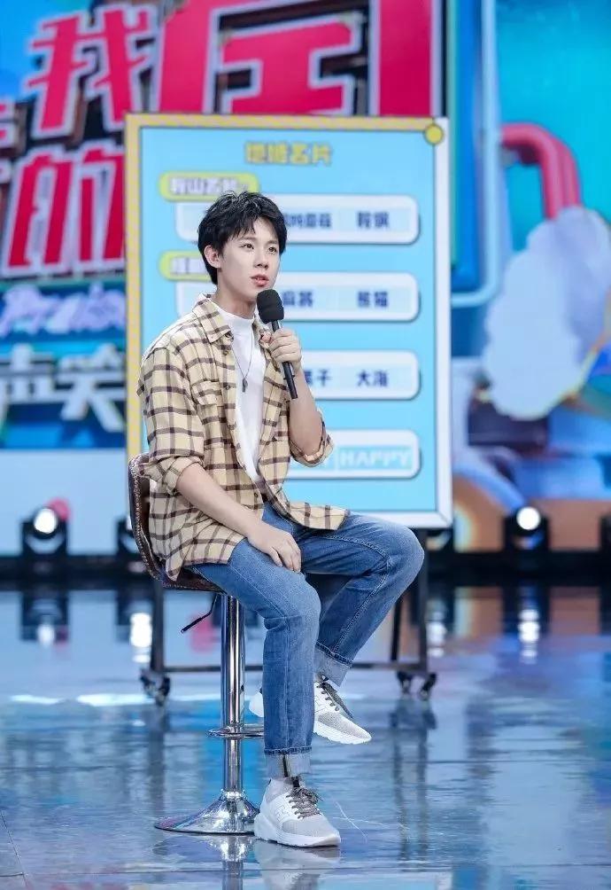 私联,偷偷恋爱,日抛女友,这位00后男演员人设也崩了?_周奇