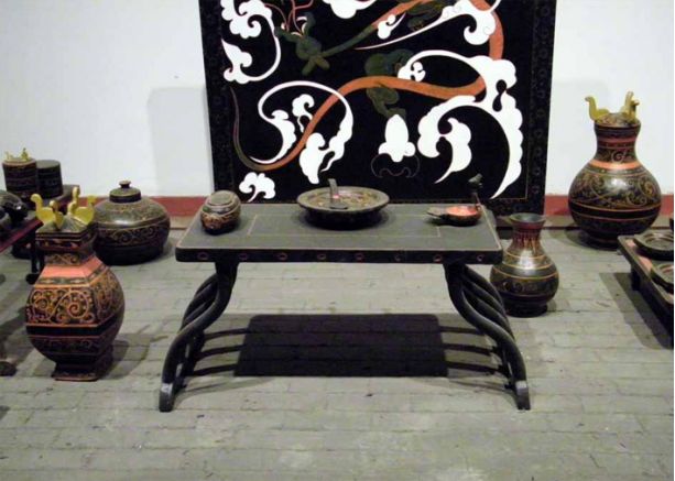春秋战国出现的漆木床,彩绘床等为后来的汉代成为漆家具高峰期奠定了