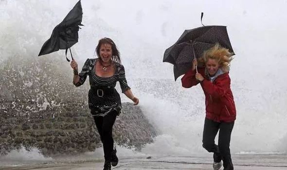 卡迪夫今夜大风大雨黄色预警 出门需谨慎