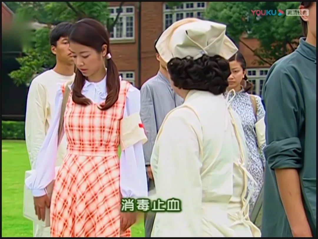 这几年流行的格纹裙,也出现在如萍的衣柜里.