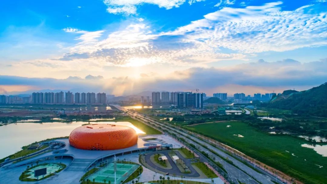 图为四会市体育中心.