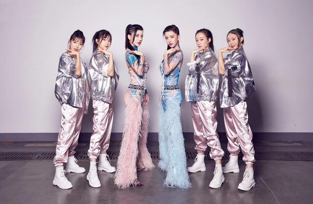 霸气双胞胎组合by2现身粉蓝姐妹装惊艳全场改站姿比模特都帅