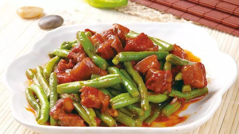 早餐:三鲜水饺,小馒头菜品:红烧肉炖豆角,孜然素肉丝,白菜焖冻豆腐汤