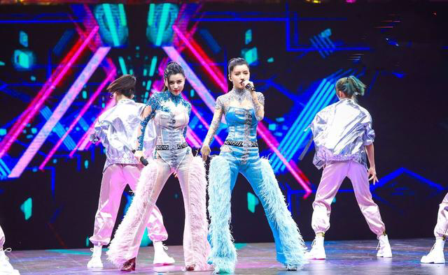 霸气双胞胎组合by2现身粉蓝姐妹装惊艳全场改站姿比模特都帅