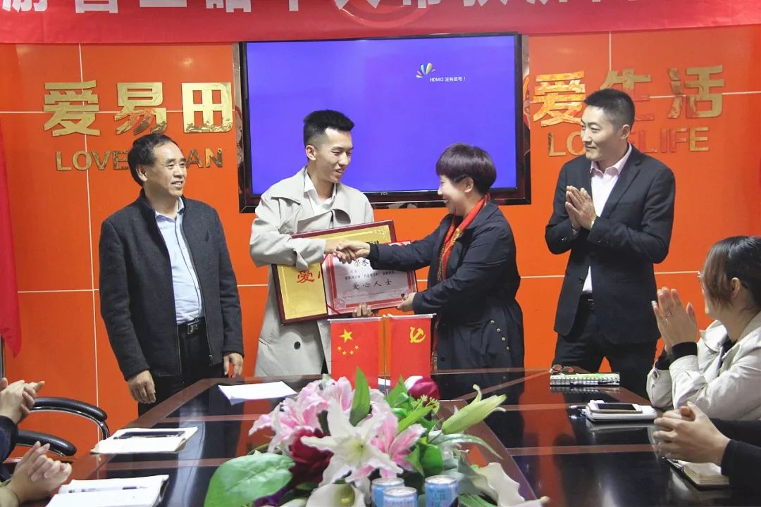 恭喜游善二哈荣获《四川省"万企帮万村"消费扶贫爱心人士》荣誉证书