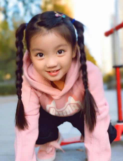 原创"国民闺女"阿拉蕾晒最新美照,一身粉嫩装扮柔韧性超好!