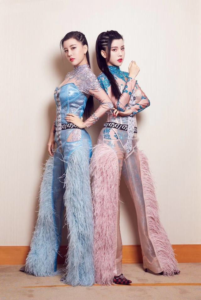霸气双胞胎组合by2现身粉蓝姐妹装惊艳全场改站姿比模特都帅