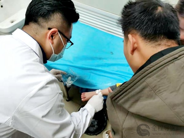 正在为患儿换药的张方医生直接往伤口上撒盐,这是古代酷刑吗?