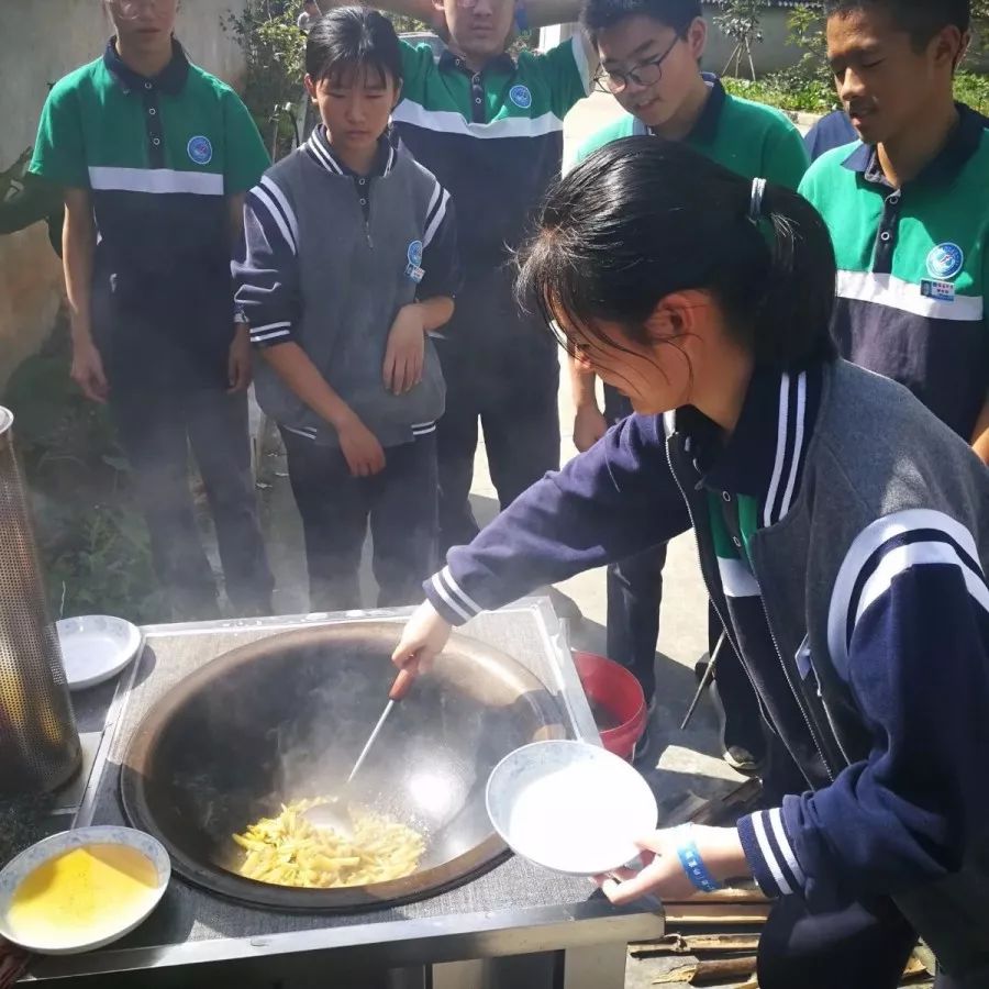 田野里的课堂富春中学开展新劳动教育实践体验活动