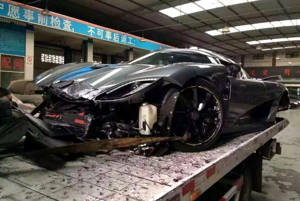 撞毁的科尼塞克花500万升级成唯一版如今因为尾气不能上牌
