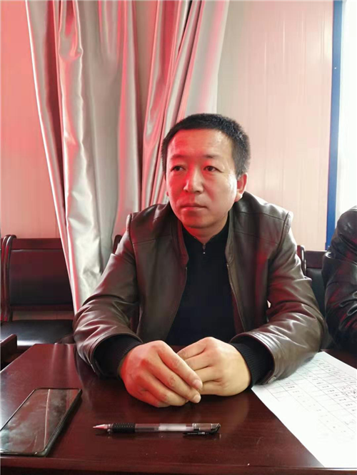 (上图)岢岚县生态环境综合执法大队大队长王平(上图)座谈与会人员交流