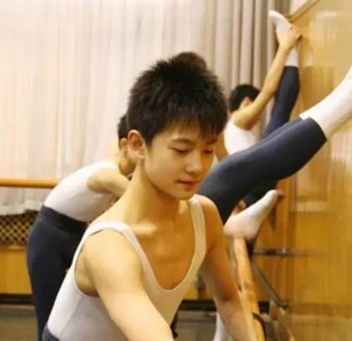 杨洋中学芭蕾舞照走红军艺校草在班里很普通网友娘炮