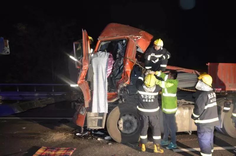 长治这里一辆满载钢筋的半挂车发生追尾,现场.