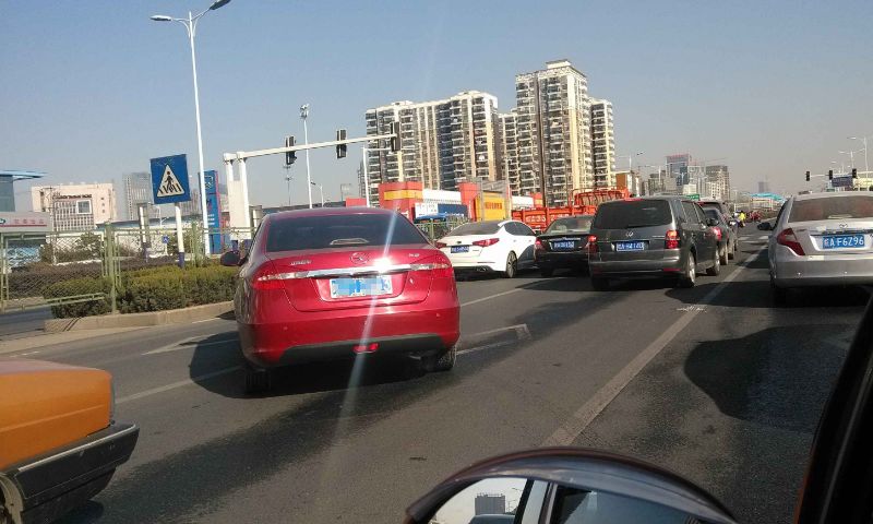 马路上三条车道为啥老司机只跑中间车道?_行车