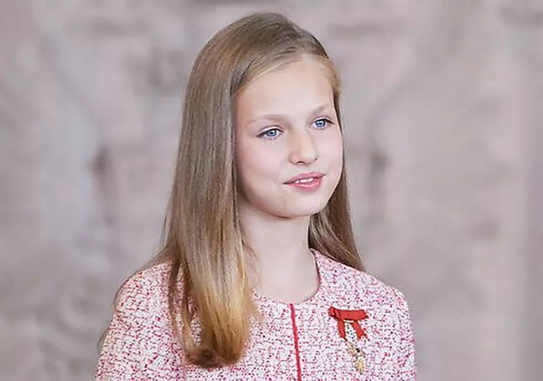 西班牙国王贴心细腻夸奖14岁女儿做的好理解莱昂诺尔的心情