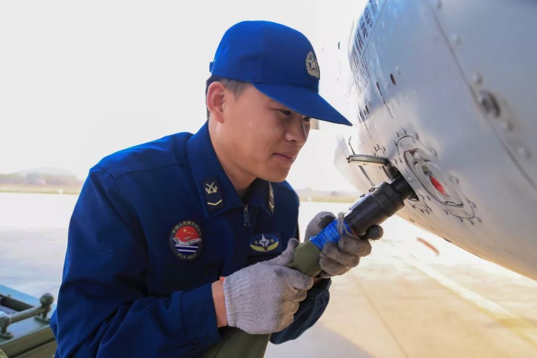 电气技师——王福彬火热的汗珠,坚定的眼神,娴熟的动作五年里,他从