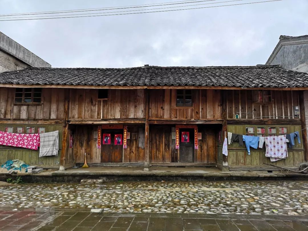 江苴村处于高黎贡山下,海拔1670米,年平均气温15℃,雨季经常云雾缭绕