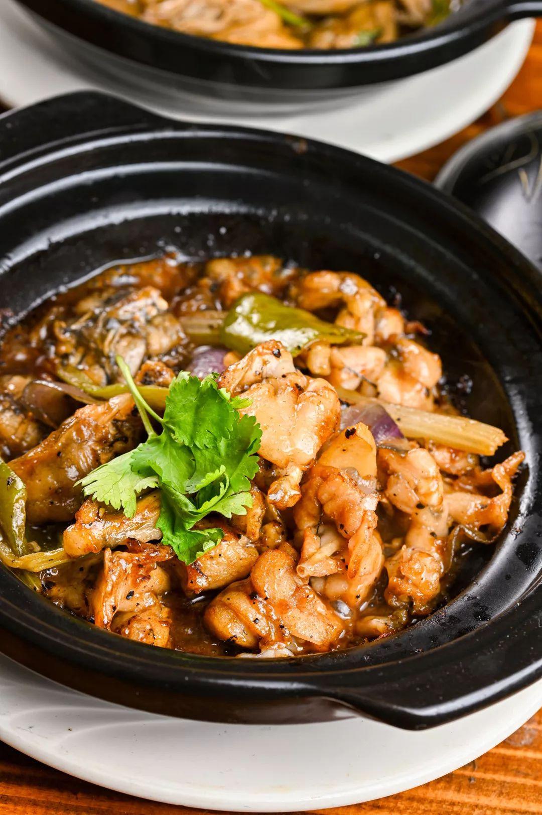 吃啫田鸡煲开足23年跑步上菜的老广大排档上桌先闻才能吃