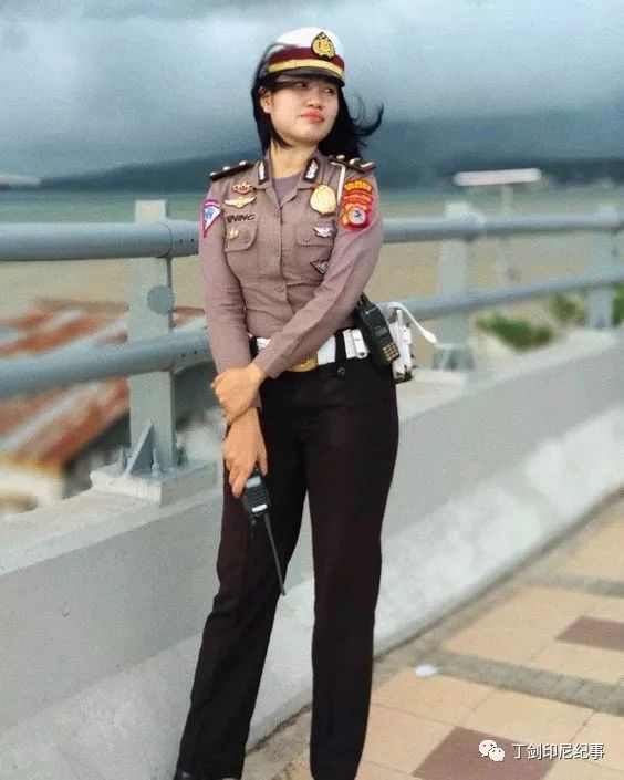 天使般的颜值,穆斯林英姿,想不到印尼女兵如此风情万种过目不忘!