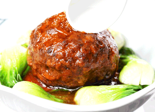 精选四肥六瘦,放入樱花虾的狮子头,裹着甜咸沁人的红烧酱汁,竟吃出