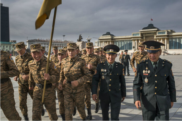 别人家的军装:蒙古国士兵引领军装新潮流,满满的非主流气息